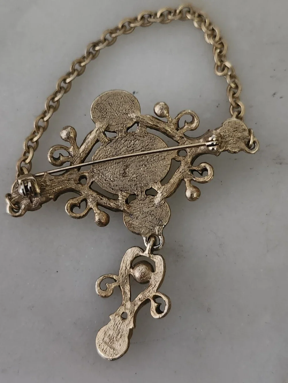 Stunning Gold-Tone Faux Pearl & Crystal Brooch with Chain